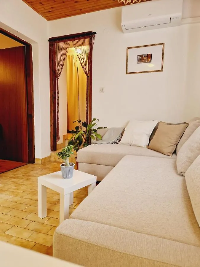 Apartment Monte Rosa مالي لوشينغْ 0*,  كرواتيا
